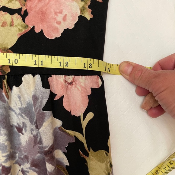 Black Floral Maxi Dress. Approx Size Small as per measurements. - Picture 6 of 8